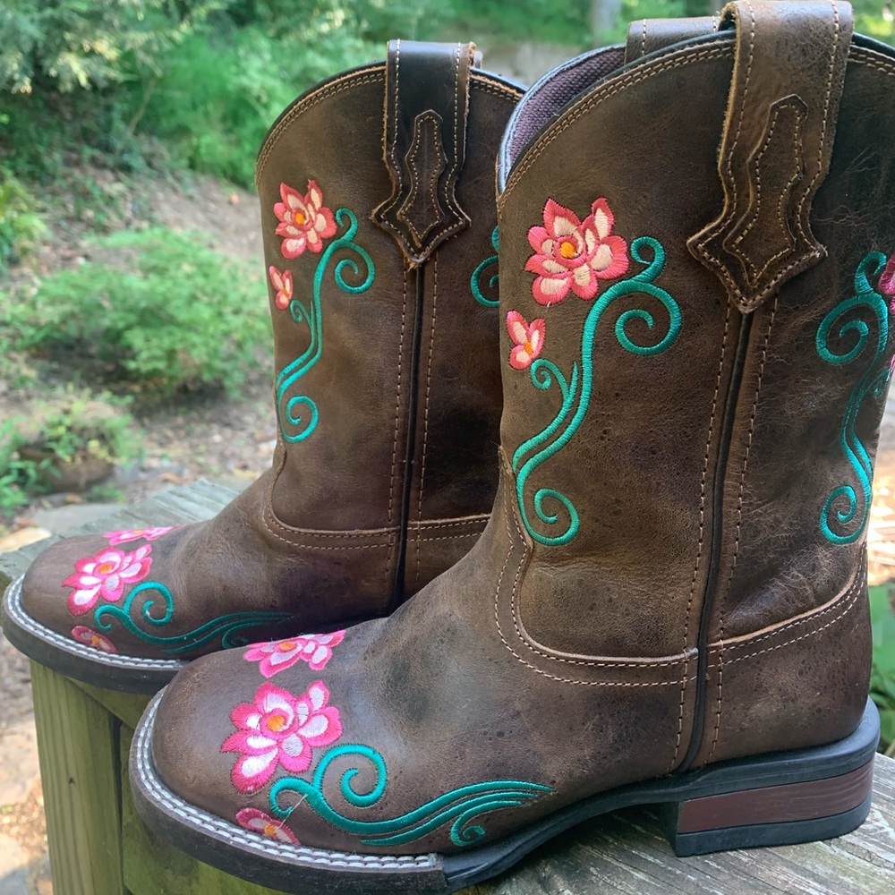 Roper cowgirl boots with embroidered flowers, size 3.